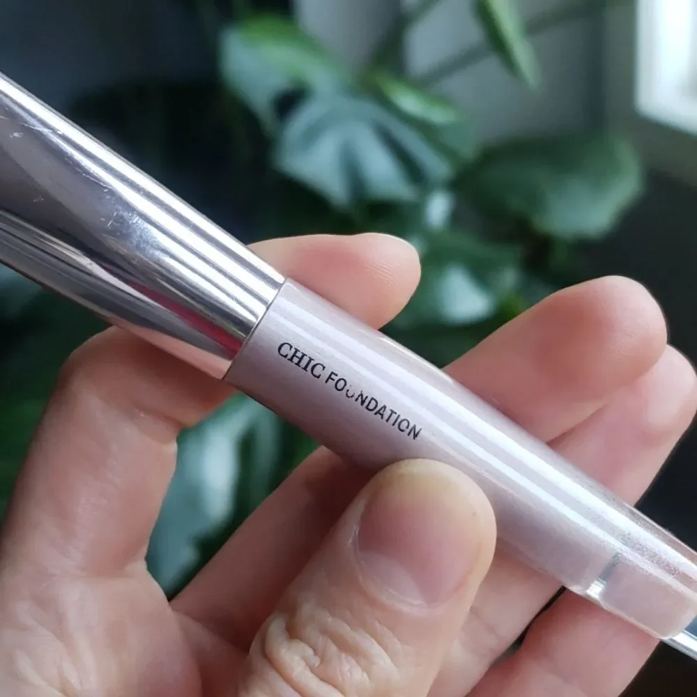 It Cosmetics Chic Foundation Brush